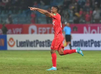 Tiền đạo Juvhel Tsoumou Fred ghi hattrick vào lưới CLB Topenland Bình Định (Ảnh: Internet) Tiền đạo Juvhel Tsoumou Fred ghi hattrick vào lưới CLB Topenland Bình Định (Ảnh: Internet)