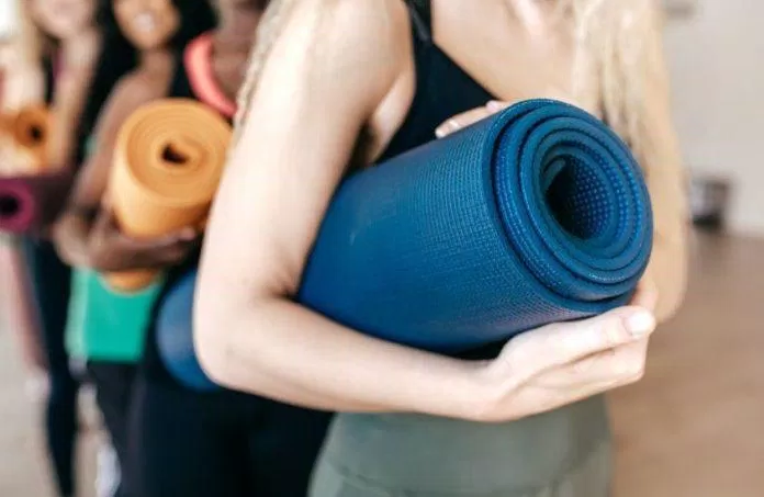 Luyện tập thói quen trải thảm Yoga (Ảnh: Internet) Luyện tập thói quen trải thảm Yoga (Ảnh: Internet)