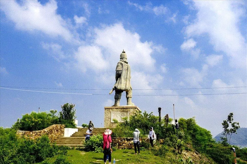 Tượng đài Trần Hưng Đạo (Ảnh: Internet) Tượng đài Trần Hưng Đạo (Ảnh: Internet)