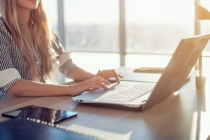 Viết và biên tập văn bản dễ bị thay thế bởi AI (Ảnh: Internet) Viết và biên tập văn bản dễ bị thay thế bởi AI (Ảnh: Internet)