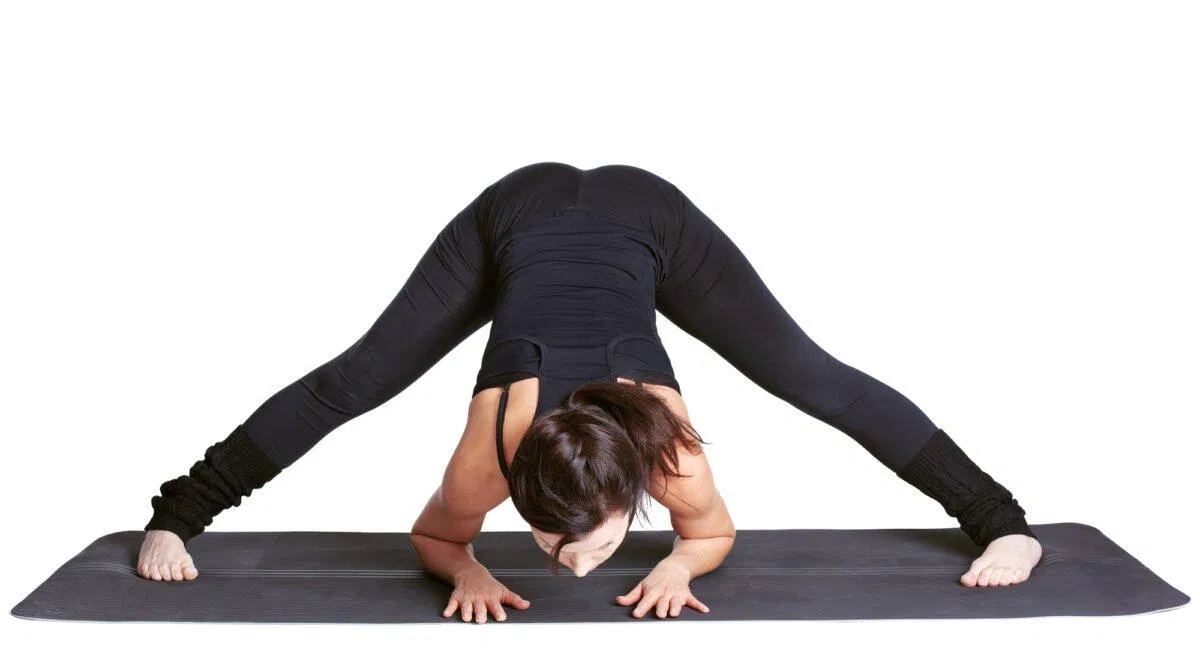 Tư thế gập chân rộng về phía trước (Ảnh: Internet) Tư thế gập chân rộng về phía trước (Ảnh: Internet)