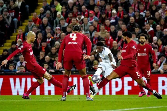 Vinicius xoay sở cực khéo trước khi tung ra cú sút rút ngắn tỉ số cho Real Madrid (Ảnh: Internet) Vinicius xoay sở cực khéo trước khi tung ra cú sút rút ngắn tỉ số cho Real Madrid (Ảnh: Internet)