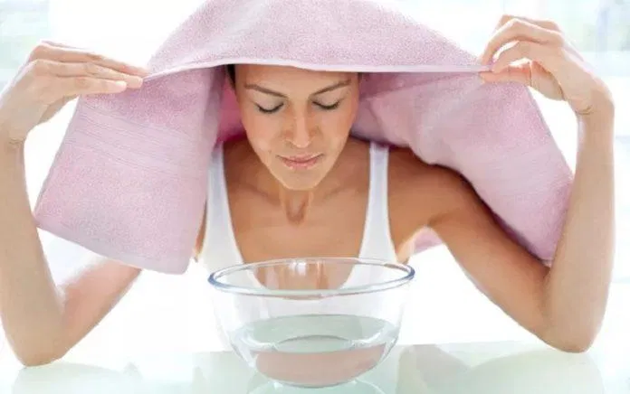 Bạn nên xông mặt bằng nước tinh khiết để mang lại hiệu quả làm sạch tốt nhất (Ảnh: Internet)
