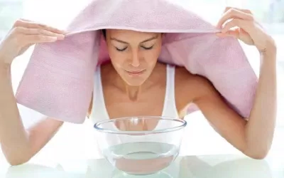 Bạn nên xông mặt bằng nước tinh khiết để mang lại hiệu quả làm sạch tốt nhất (Ảnh: Internet)