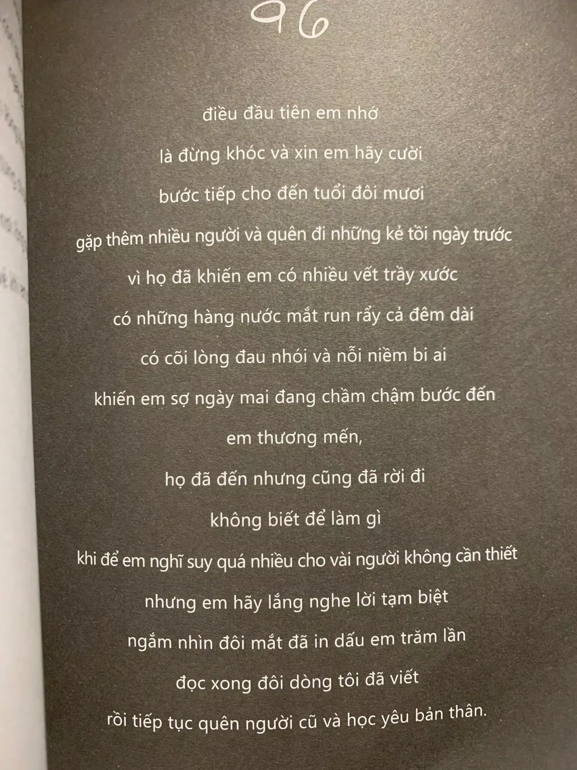 Hãy tiếp tục bước đi và học cách yêu bản thân nhé (Nguồn: BlogAnChoi)