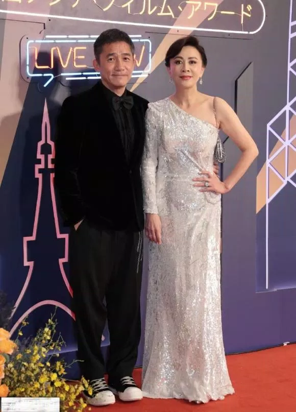 Vợ chồng nam nữ tài tử Lưu Gia Linh - Lương Triều Vỹ xuất hiện tại lễ trao giải thưởng Điện ảnh Châu Á lần thứ 16 (Ảnh: Internet)