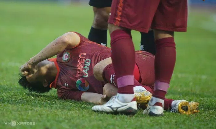 Trung vệ sinh năm 1997 dính chấn thương đầu gối nghiêm trọng ở trận đấu giao hữu của Bình Định với Hà Tĩnh trước thềm V.League 2023 (Ảnh: Internet)