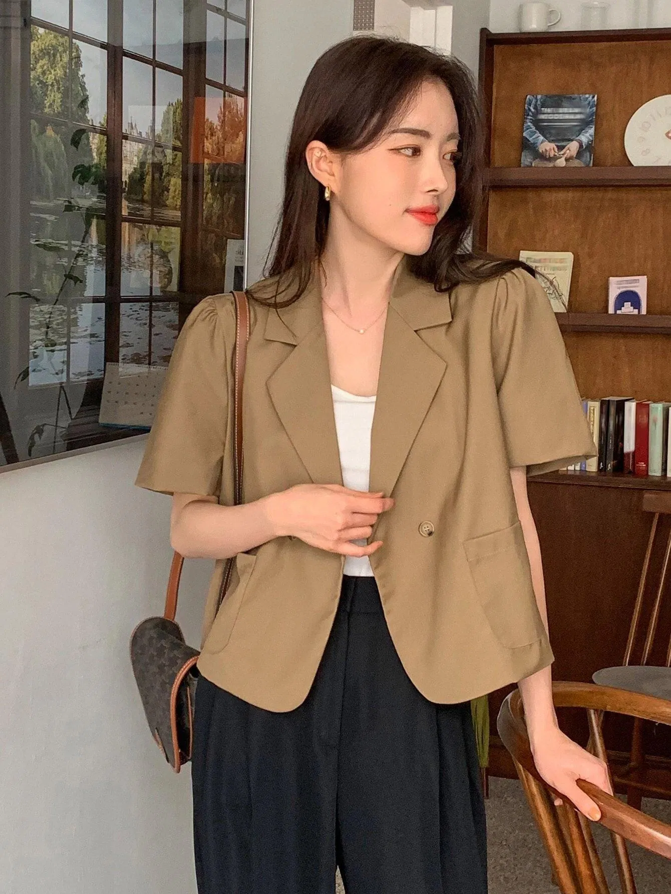 Mẫu áo vest nữ hot hit 2023, đáng sắm nhất mùa hè này. (Ảnh: Internet)