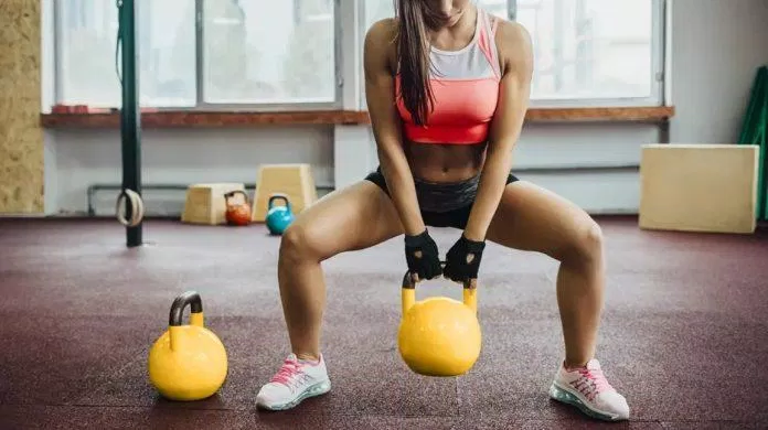 Squat Sumo exercise with weights (Photo: Internet)