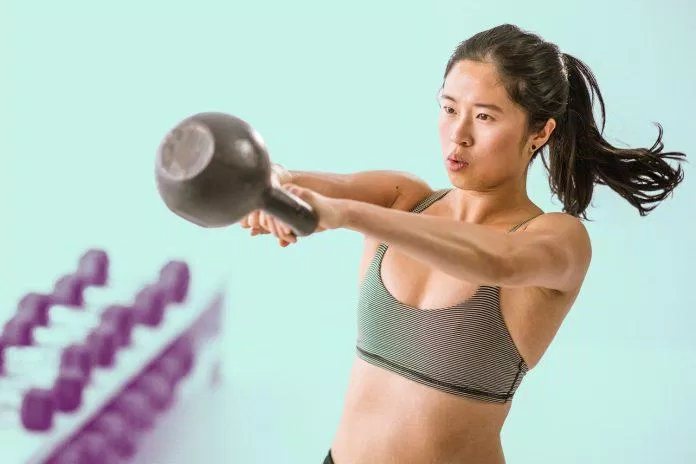 Squat exercises combined with lifting dumbbells (Photo: Internet)