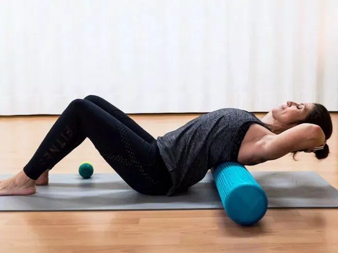 Bài tập cùng con lăn massage (Ảnh: Internet) Bài tập cùng con lăn massage (Ảnh: Internet)