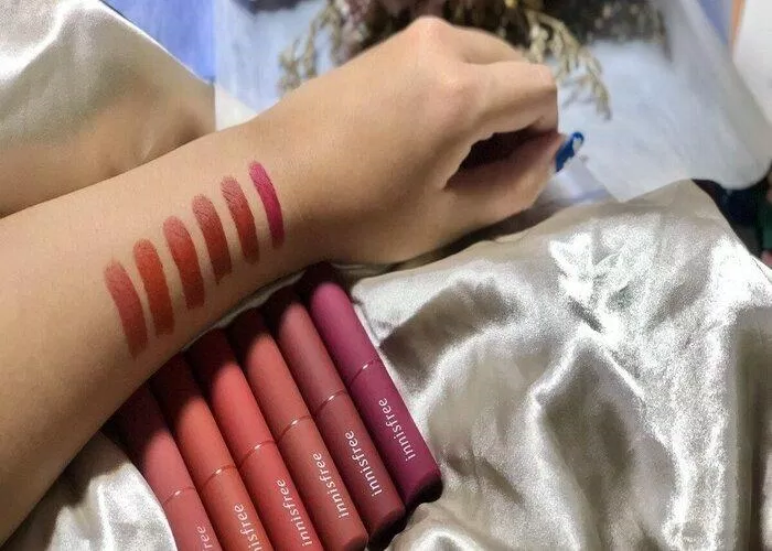 Bảng màu tone trầm Innisfree Vivid Cotton Stick không kén da, giúp các nàng dễ dàng lựa chọn màu son theo ý thích của bản thân (nguồn: Internet)
