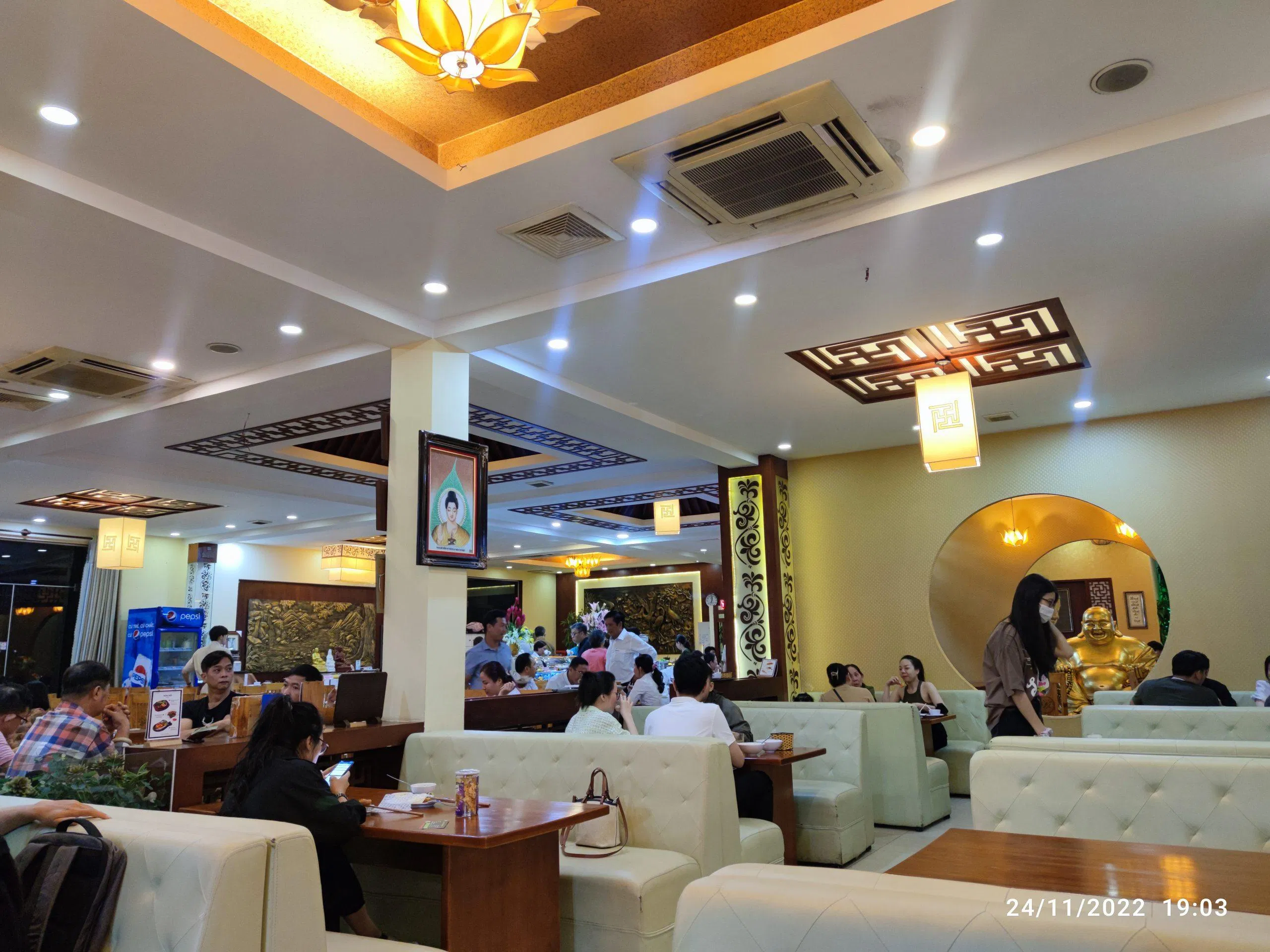 Bầu không khí của quán chay Thiện Duyên (Nguồn: Internet)