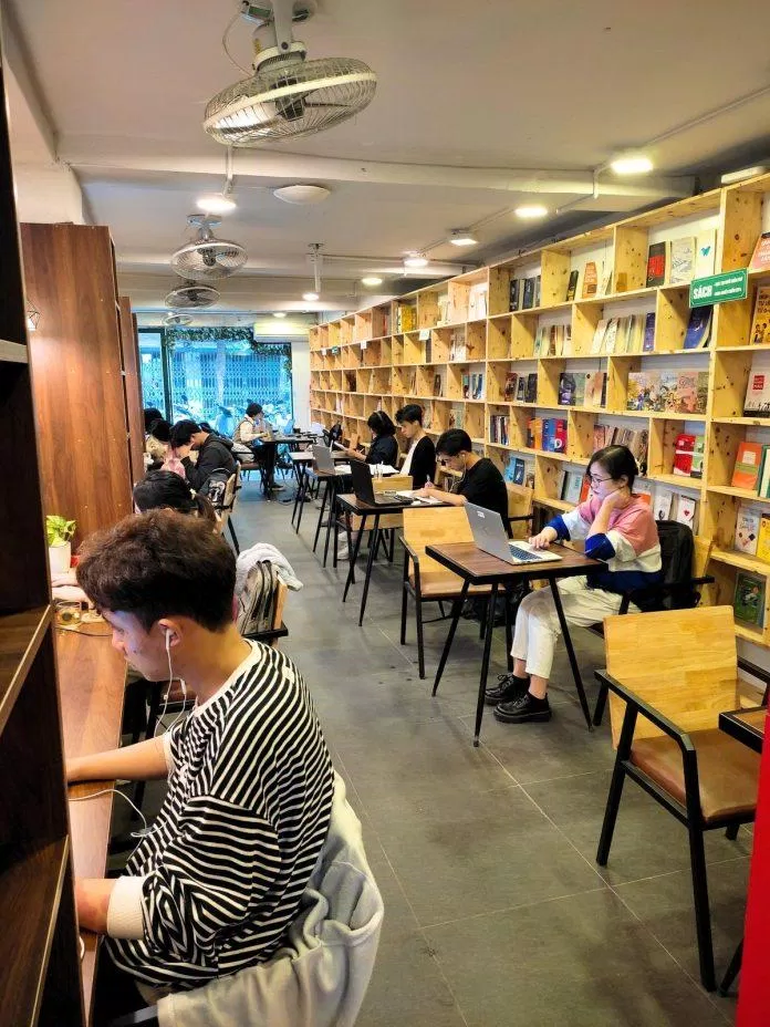 Không gian quán cafe sách Đông Tây cực thích hợp cho học tập và làm việc (Ảnh: Internet)