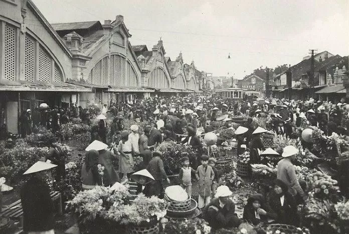 Hình ảnh người dân đông đúc trong ngày Tết ở chợ Đồng Xuân xưa (Nguồn: Internet)