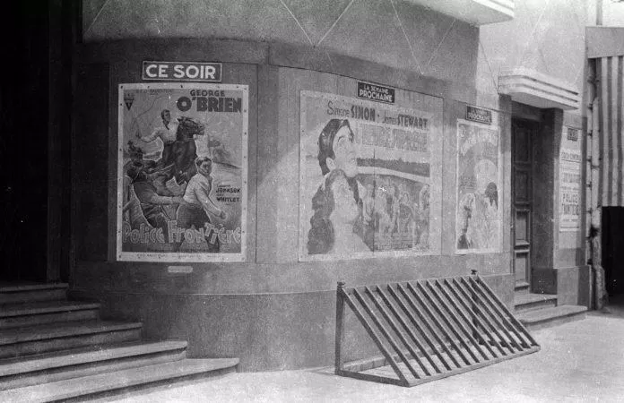 Poster quảng cáo phim bên ngoài rạp phim Eden (Nguồn: Internet)