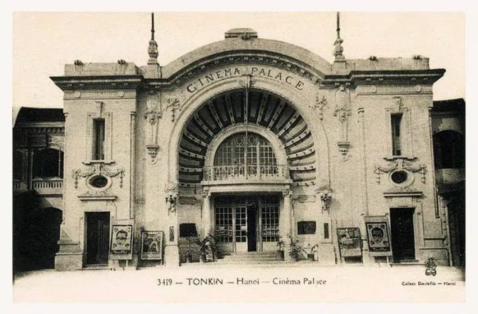 Rạp chiếu phim Cinéma Palace nằm trên phố Rue Paul Bert (nay là phố Tràng Tiền) (Ảnh: Internet) Rạp chiếu phim Cinéma Palace nằm trên phố Rue Paul Bert (nay là phố Tràng Tiền) (Ảnh: Internet)