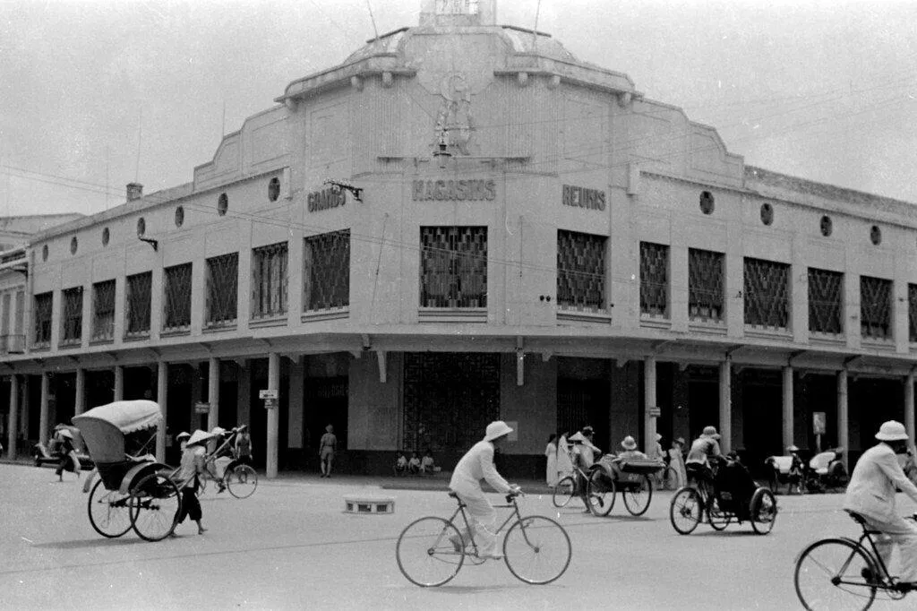 Cửa hàng bách hóa Grands Magasins nằm ở ngã tư Paul Bert - Francis Garnier đã được xây lại thành Trung tâm thương mại Tràng Tiền Plaza. (Nguồn: Internet) Cửa hàng bách hóa Grands Magasins nằm ở ngã tư Paul Bert - Francis Garnier đã được xây lại thành Trung tâm thương mại Tràng Tiền Plaza. (Nguồn: Internet)