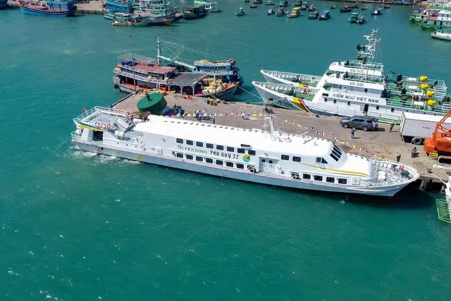 Cách thức thuận tiện để di chuyển đến đảo Phú Quý (Ảnh: Internet) Cách thức thuận tiện để di chuyển đến đảo Phú Quý (Ảnh: Internet)