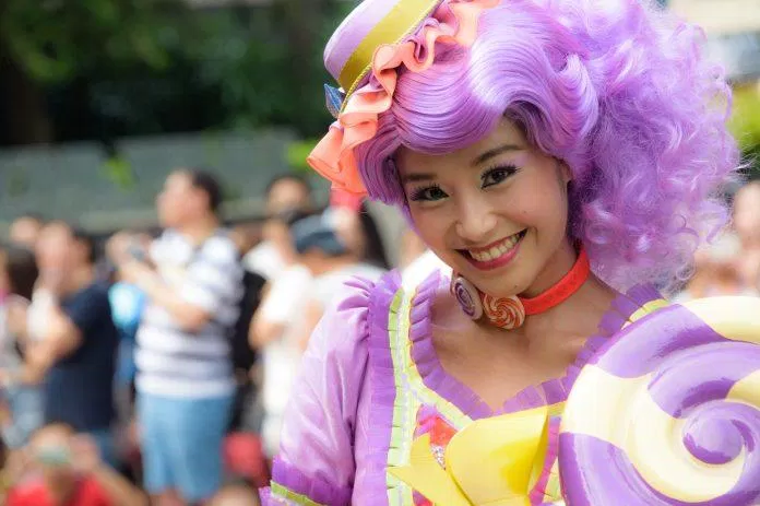 Disney luôn tiếp cận và thu hút khách hàng thuộc mọi lứa tuổi với đa dạng đặc điểm về nhân khẩu học (Ảnh: Internet) Disney luôn tiếp cận và thu hút khách hàng thuộc mọi lứa tuổi với đa dạng đặc điểm về nhân khẩu học (Ảnh: Internet)