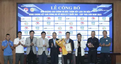 Chiều 6/3, Liên đoàn bóng đá Việt Nam tổ chức Lễ công bố nhà tài trợ quảng cáo chính và Bốc thăm xếp lịch VCK Giải bóng đá Vô địch U17 Quốc gia năm 2023. (Ảnh: Internet) Chiều 6/3, Liên đoàn bóng đá Việt Nam tổ chức Lễ công bố nhà tài trợ quảng cáo chính và Bốc thăm xếp lịch VCK Giải bóng đá Vô địch U17 Quốc gia năm 2023. (Ảnh: Internet)