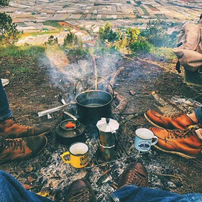 Người cắm trại có thể nhóm lửa bằng đá lửa và thép, diêm, bật lửa (Nguồn: Internet)