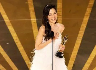 Dương Tử Quỳnh đoạt giải Nữ diễn viên chính xuất sắc nhất tại Oscar 2023 (Ảnh: Twitter/@anwaribrahim