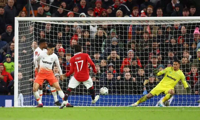 Fred ấn định cuộc lội ngược dòng của Man Utd trước West Ham ngay trên sân Old Trafford (Ảnh: Internet) Fred ấn định cuộc lội ngược dòng của Man Utd trước West Ham ngay trên sân Old Trafford (Ảnh: Internet)