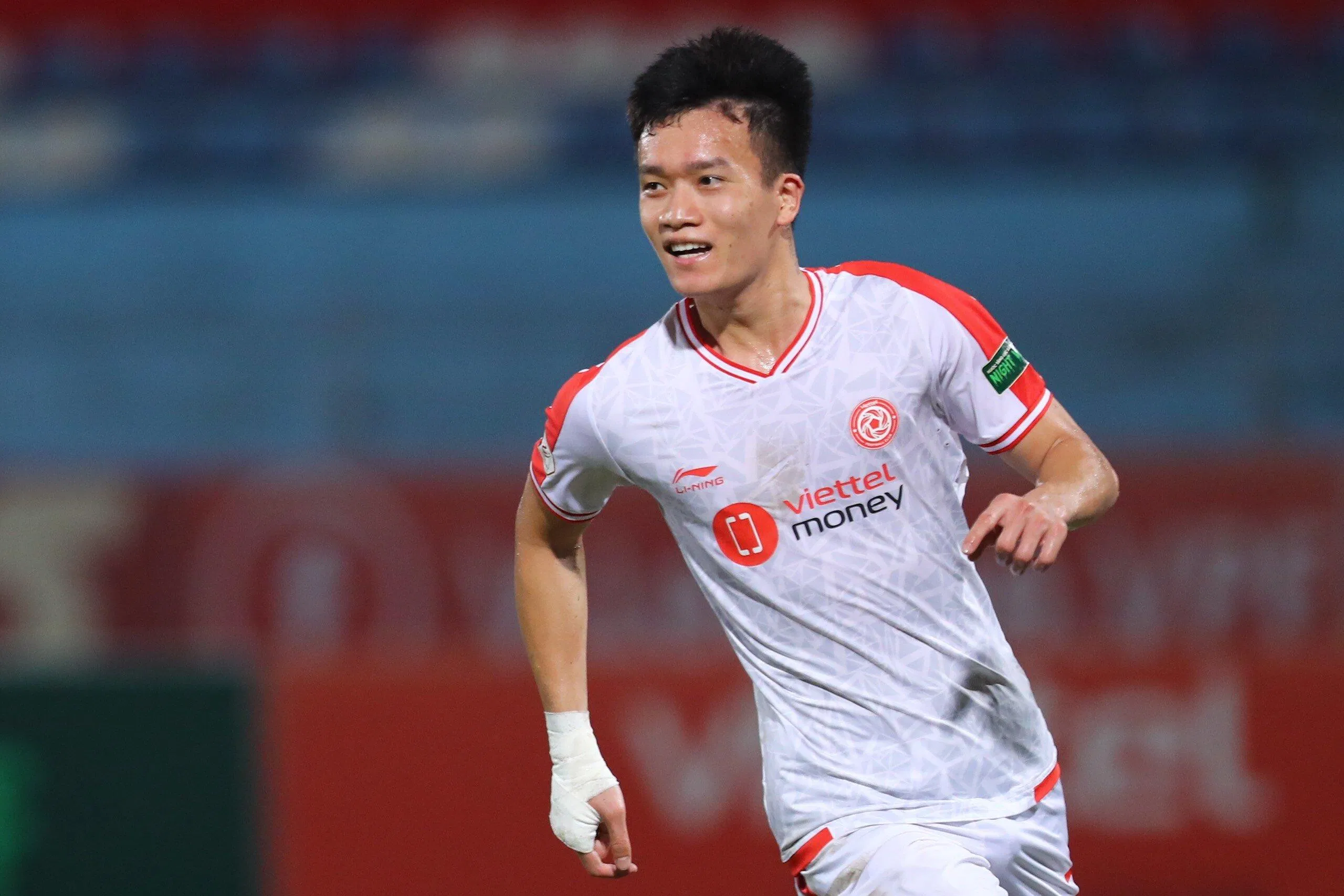 Năm 2017 Nguyễn Hoàng Đức chính thức gia nhập câu lạc bộ Viettel. Với chiều cao ấn tượng cùng với lối đá chân trái khéo léo, anh được đưa vào vị trí tiền vệ (Ảnh: Internet) Năm 2017 Nguyễn Hoàng Đức chính thức gia nhập câu lạc bộ Viettel. Với chiều cao ấn tượng cùng với lối đá chân trái khéo léo, anh được đưa vào vị trí tiền vệ (Ảnh: Internet)