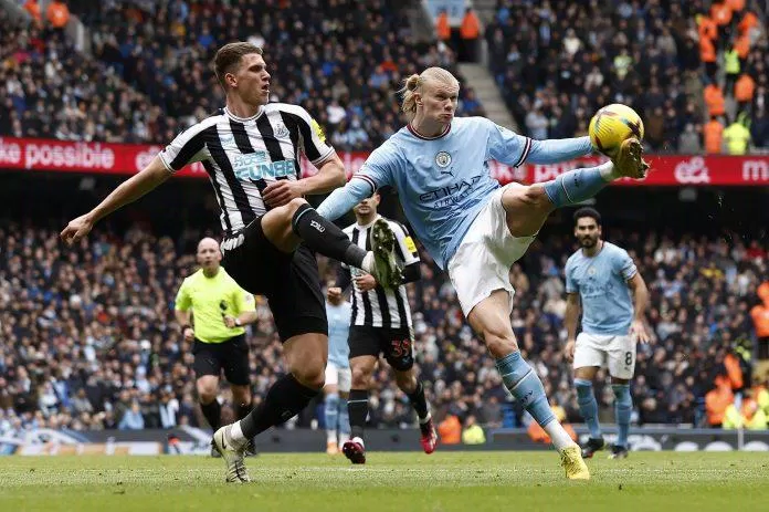 Erling Haaland luôn bị các cầu thủ Newcastle theo sát trong suốt hiệp 2 (Ảnh: Internet) Erling Haaland luôn bị các cầu thủ Newcastle theo sát trong suốt hiệp 2 (Ảnh: Internet)