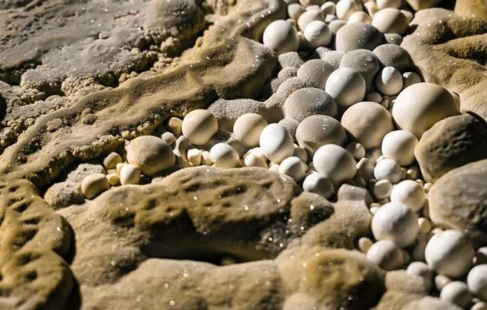 Những viên đá với hình dạng kỳ thú ở hang Hùng (Ảnh: Internet)
