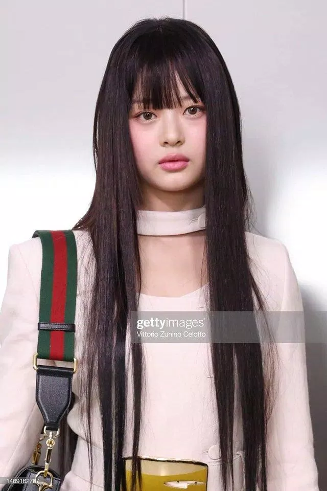 Thần thái nhạt nhòa của Hanni tại show diễn của Gucci (Ảnh: Internet)