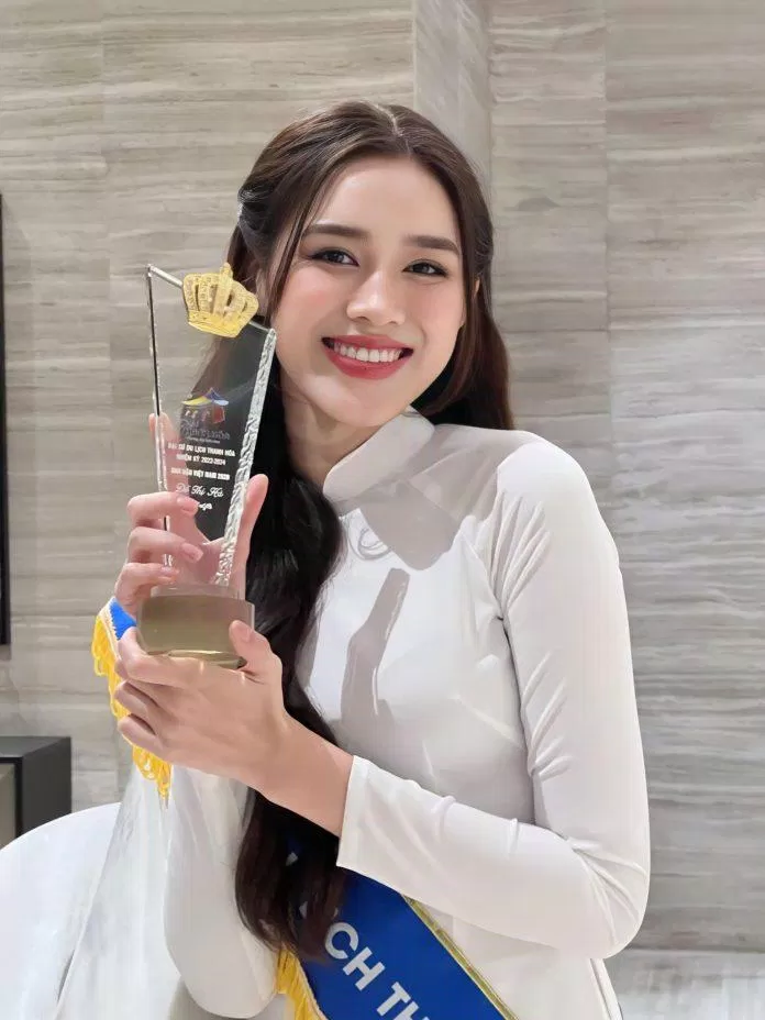 Nàng hậu trong tà áo dài trắng khiến nhiều người nhớ về khoảnh khắc cô nàng đăng quang (Ảnh: internet)