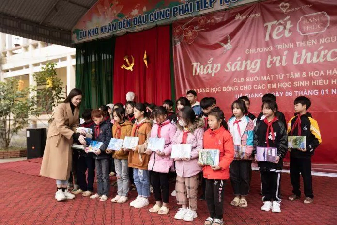 Đỗ Hà trao tặng học bổng cho các em học sinh vùng cao (Ảnh: internet)