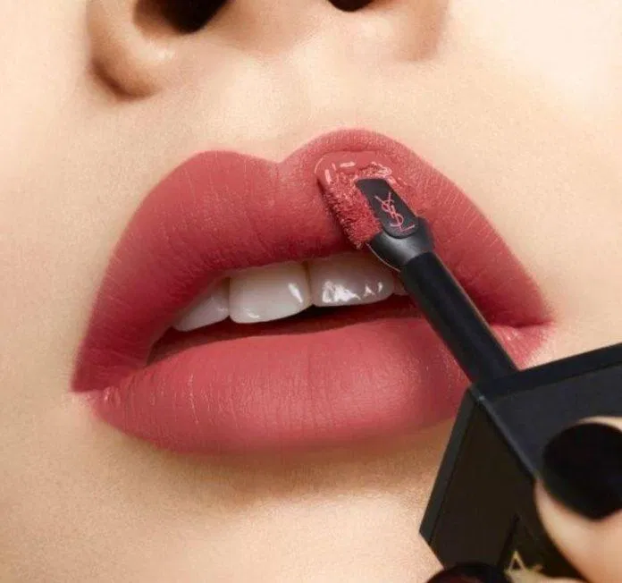 Son hồng đào của YSL là một item rất hot với dòng son cao cấp. (Nguồn: Internet).