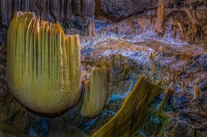 Chiêm ngưỡng thạch nhũ khổng lồ tại hang Hùng (Ảnh: Internet)