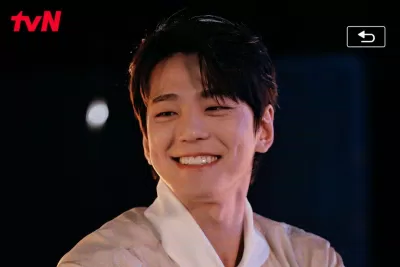 Nụ cười toả sáng với lúm đồng tiền của Kim Min Kyu. Nguồn: tvN