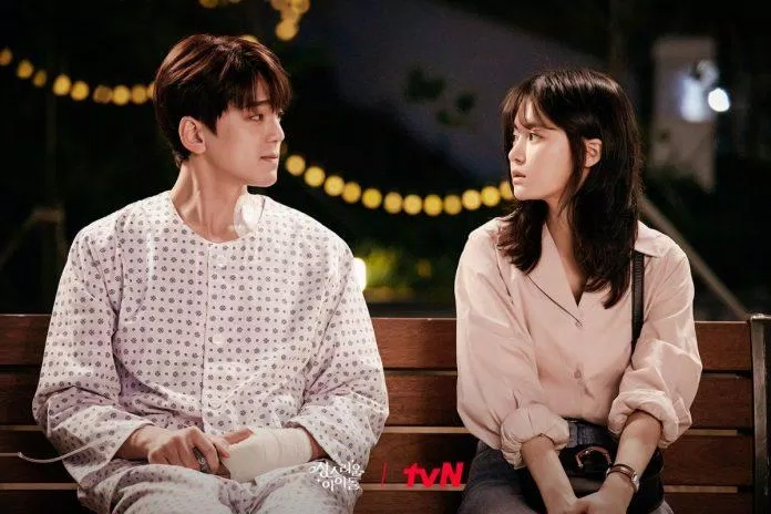 Trông hai người khá đẹp đôi khi đứng chung trong một khung hình. Nguồn: tvN