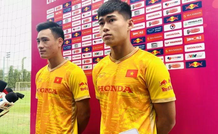 Trong buổi tập đầu tiên giai đoạn 2 của U23 Việt Nam, trung vệ Đình Sơn và Ngọc Thắng đã có những chia sẻ về tình hình toàn đội. (Ảnh: Internet)