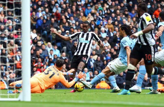 Isak mới vào sân và đã tạo ra không ít sóng gió về phía khung thành của Man City (Ảnh: Internet) Isak mới vào sân và đã tạo ra không ít sóng gió về phía khung thành của Man City (Ảnh: Internet)