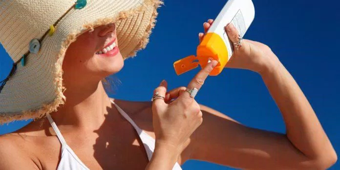 Chuẩn bị kem chống nắng để bảo vệ làn da của bạn (Nguồn: Internet)