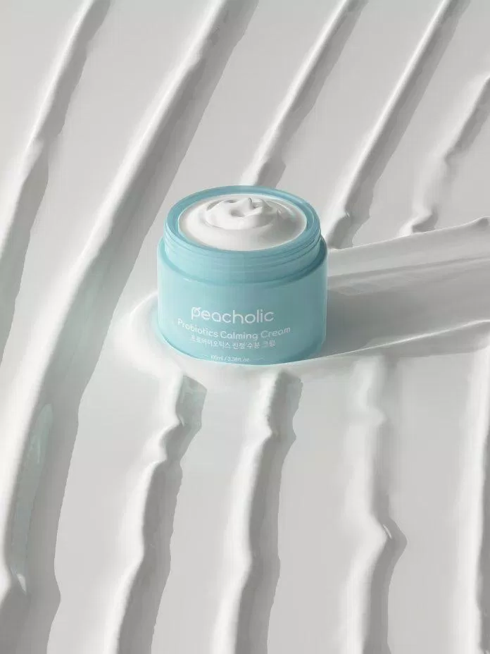 Kem dưỡng ẩm ngải cứu Peacholic có texture mỏng nhẹ, mùi hương dễ chịu. Nguồn: Internet