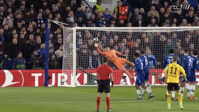 Kepa bay người hết cỡ để cứu thua cho Chelsea sau pha đá phạt của Marco Reus (Ảnh: Internet) Kepa bay người hết cỡ để cứu thua cho Chelsea sau pha đá phạt của Marco Reus (Ảnh: Internet)