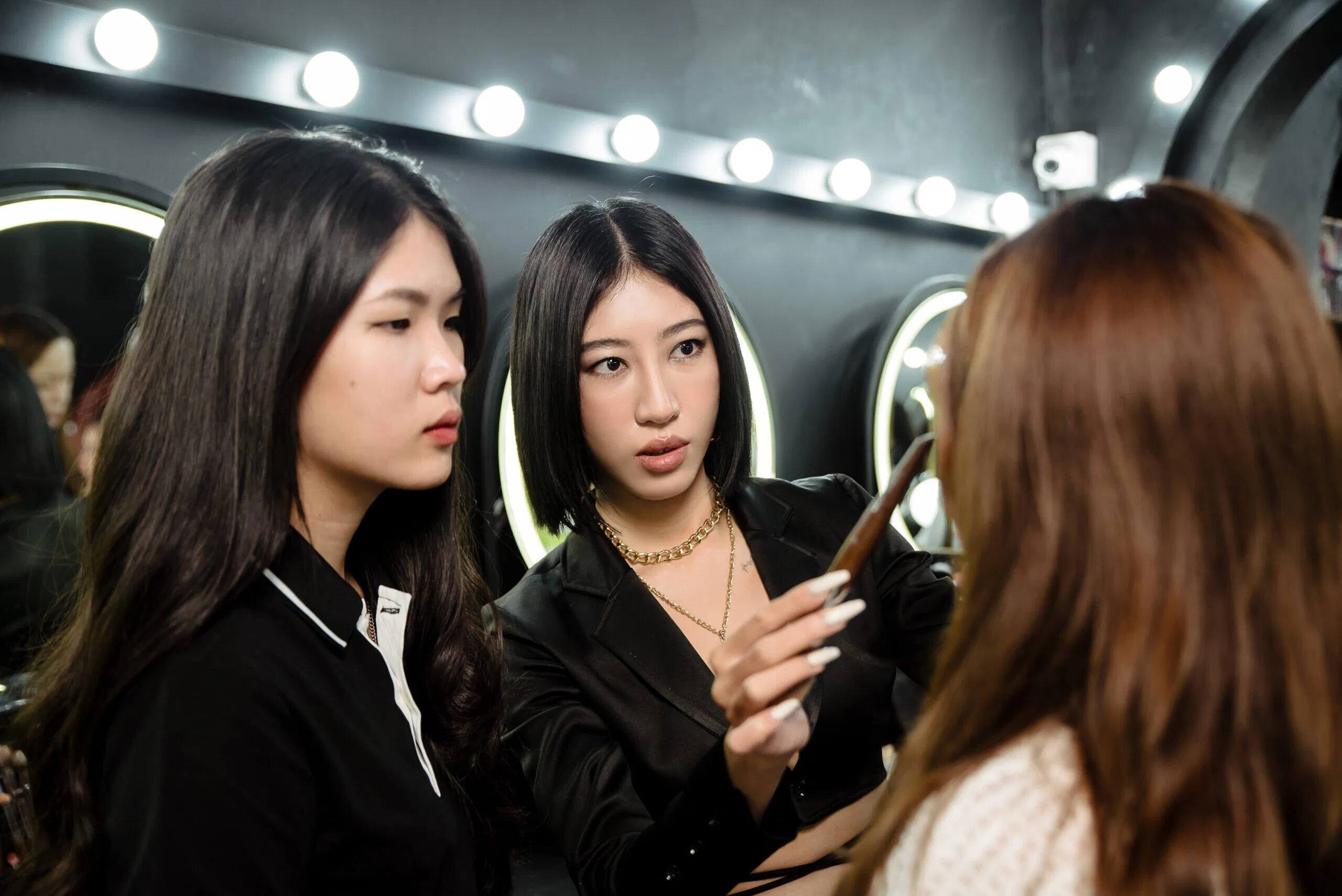 Vân Miu giảng dạy học viên makeup chuyên nghiệp theo phương pháp tỉ lệ.