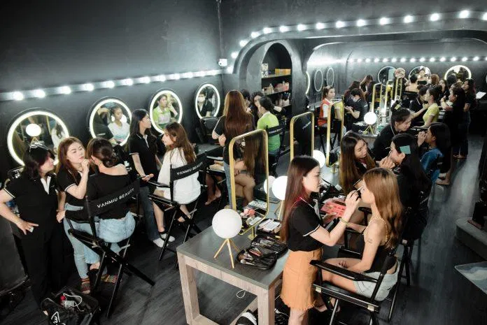 Khóa makeup chuyên nghiệp Vanmiu Beauty rất đông học viên theo học.