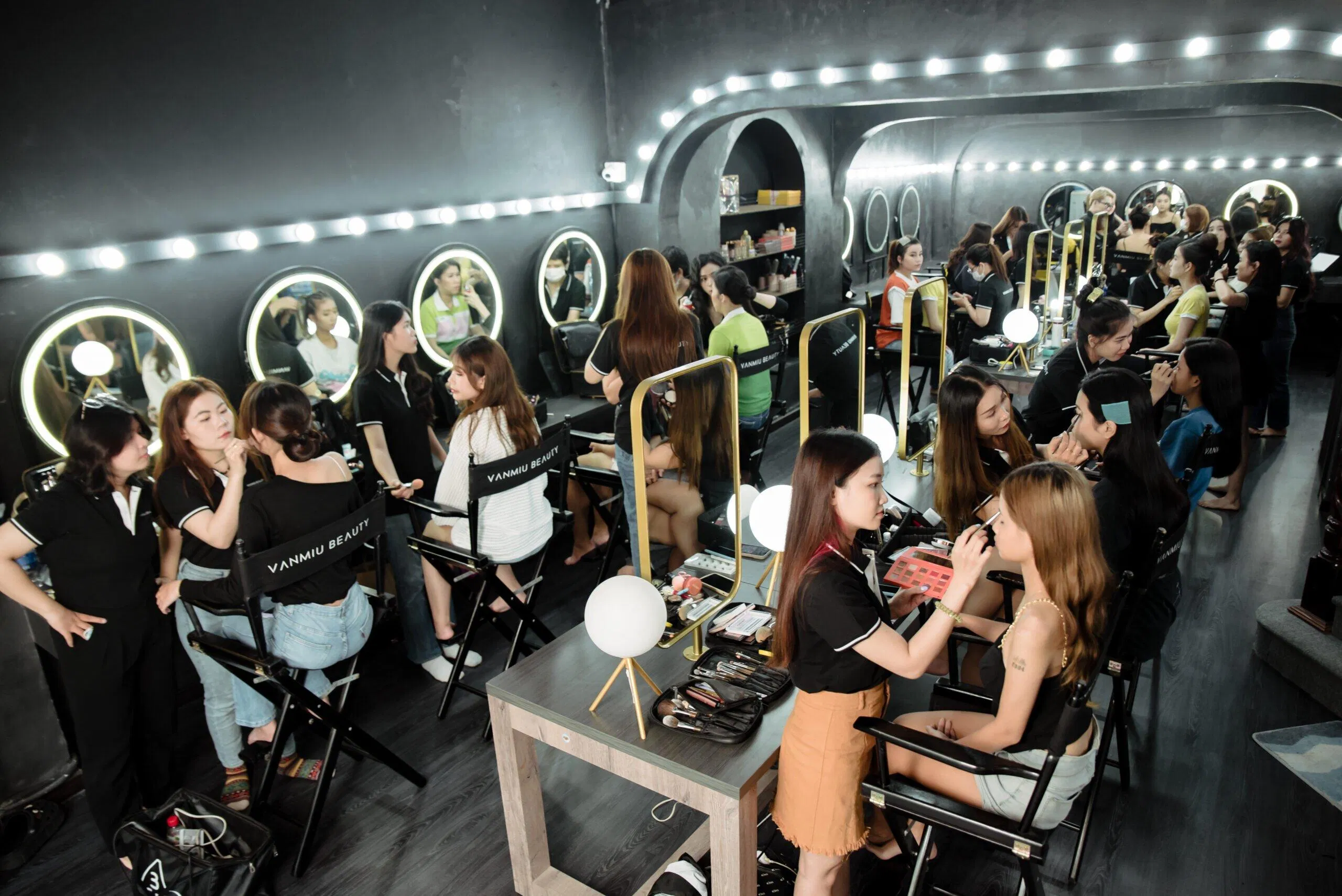 Khóa makeup chuyên nghiệp Vanmiu Beauty rất đông học viên theo học.
