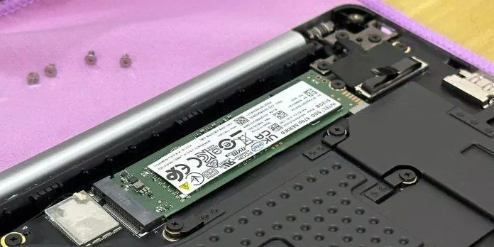Ổ cứng SSD được cố định vào máy (Ảnh: Internet)