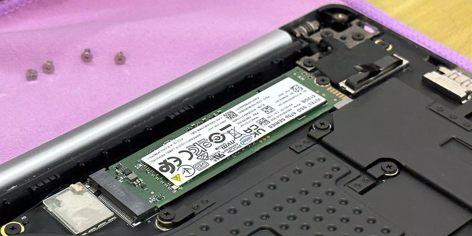 Ổ cứng SSD được cố định vào máy (Ảnh: Internet)