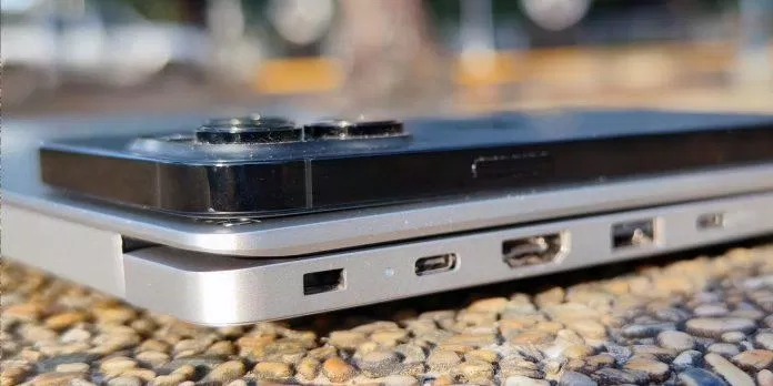 So sánh độ dày của Megabook T1 và iPhone 14 Pro Max (Ảnh: Internet)