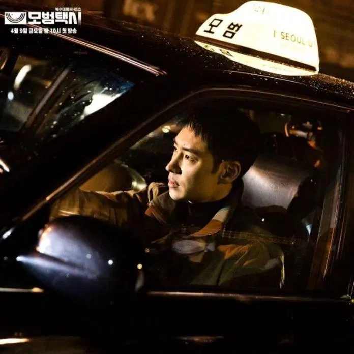 Lee Je Hoon vào vai anh chàng tài xế đa di năng trong Taxi Driver. Nguồn: SBS